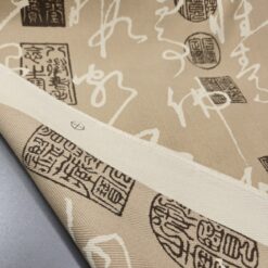 🎁 SUPER CIJENA - Bež dekorativna tkanina s orijentalnim znakovima i pečatima (420 g/m²) 1 kg / 12,90 €