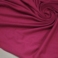 Viskozni žersej u tamnoj boji maline - mekan, elastičan i lijepo drapiran