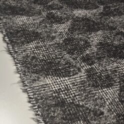 Vunena karirana tkanina u crno-sivoj kombinaciji - idealna za moderne kapute i jakne (330 g/m²)
