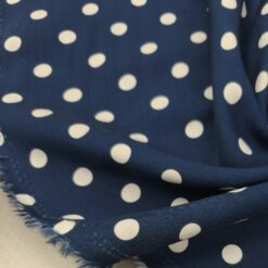 Tamnoplava viskoza s bijelim točkicama - lagana i prozračna
