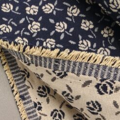 Tamnoplava, obostrana s sitnim bež cvjetićima - dekorativna tkanina (širina 2,80 m, 290 g/m2) 1 kg/16,27 €