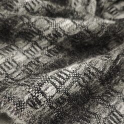 ❄ Topla vunena pletiva s crno-sivim geometrijskim uzorkom - jesensko-zimska elegancija