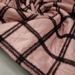 Prošivena i podstavljena tkanina u nježno ružičastoj s crnim kariranim uzorkom - idealna za moderne jakne