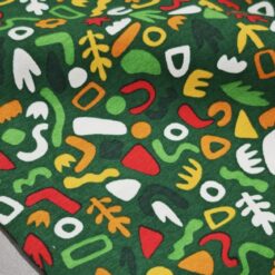 Dječji dres - šareni razigrani uzorak na zelenoj pozadini