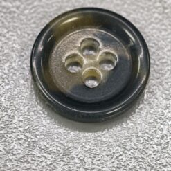 Maslinasto zeleni gumb u veličinama 18 mm i 15 mm
