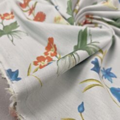 Svijetlo plavi elastični jeans s cvjetnim uzorkom