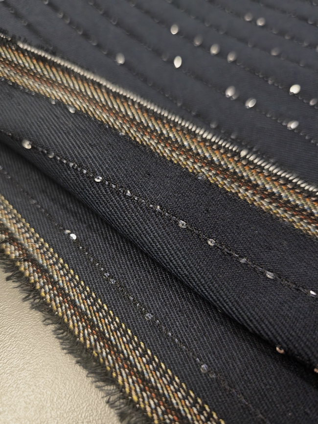 Tamnoplava lagano elastična tkanina za kostime sa srebrnim prugama – Max Mara stil