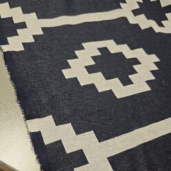 Tamno plavi jersey s geometrijskim uzorkom